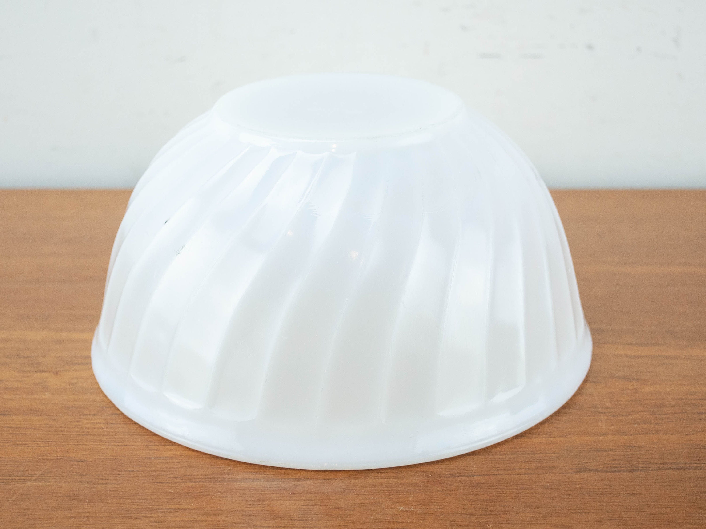 食器 Fire-King - Fire King WHITE Mixing Bowl FIRE KING White Swirl Mixing Bowl Set of 4 Milk Glass