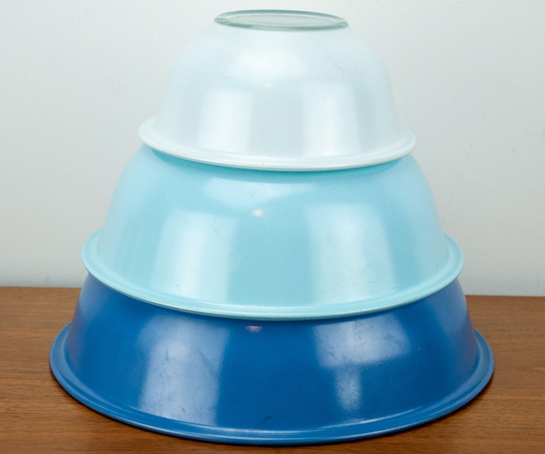 Pastel Mixing Bowls 322 Blue 326 Blue Coastal Shabby Chic Kitchen 1970s Pyrex Retro Kitchen Decor 325 Blue
