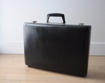 Vintage schwarze Aktentasche mit Metallbeschlägen. Schulranzen - Laptoptasche - Aktentasche