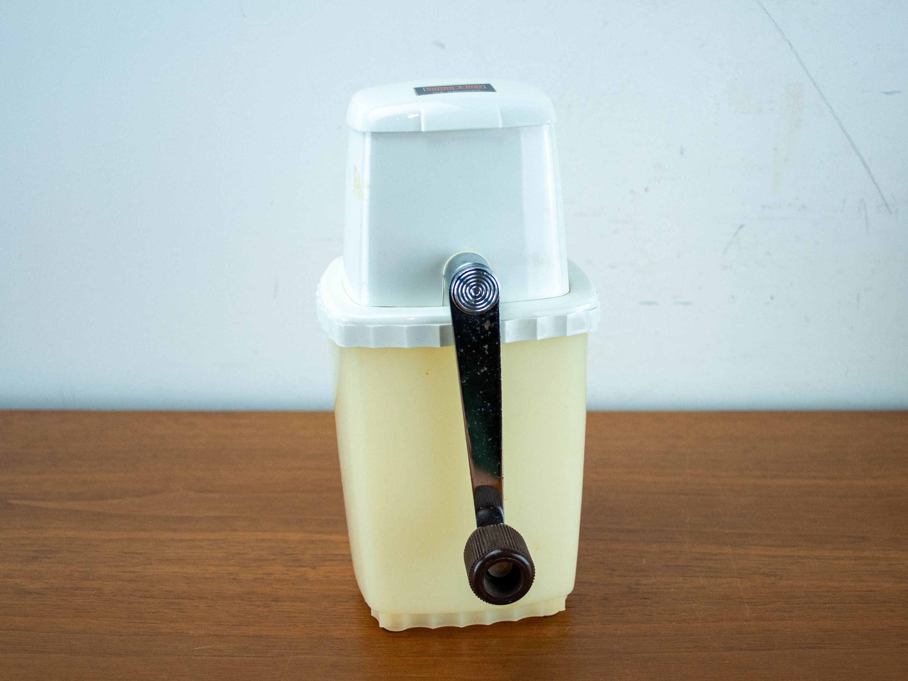 Swing-A-Way Vacu-Base Ice Crusher 1960年代 Vintage Swing-a-way Ice Crusher: Atomic Red & White, MCM
