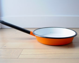 赤いエナメルのフライパン