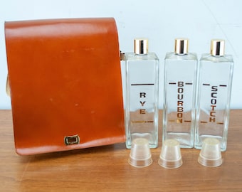 Wonderful Vintage Travel Bar of 3 bottle of alcohol, 3 shooter and bag vintage - Mid Century