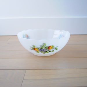 Beautiful bowl Arcopal Fruits de France, made in the seventies, vintage
