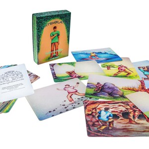 Puede incluir: Una baraja de cartas con ilustraciones coloridas de personas en diversas situaciones. La caja de las cartas es verde y tiene la palabra "Contemplar" en ella. Las cartas son parte de un juego llamado "Contemplaciones cotidianas".