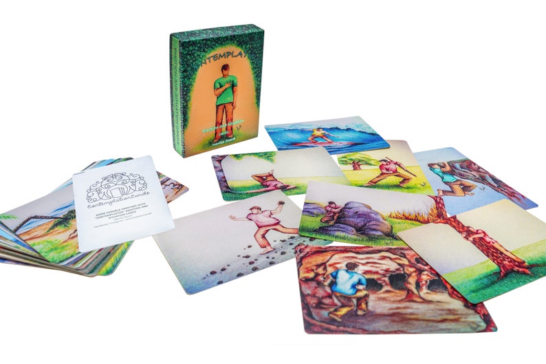 Puede incluir: Una baraja de cartas con ilustraciones coloridas de personas en diversas situaciones. La caja de las cartas es verde y tiene la palabra "Contemplar" en ella. Las cartas son parte de un juego llamado "Contemplaciones cotidianas".