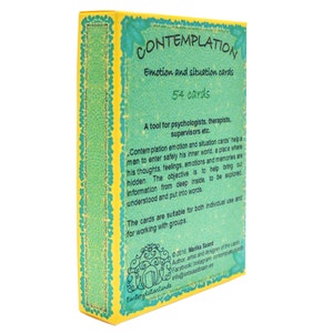 Puede incluir: Una caja amarilla y verde con el texto "Contemplaci&oacute;n" en negro. La caja contiene 54 cartas de emociones y situaciones. El texto en la caja dice: "Una herramienta para psic&oacute;logos, terapeutas, supervisores, etc. Las cartas de emociones y situaciones de contemplaci&oacute;n ayudan a un hombre a entrar de forma segura en su mundo interior, un lugar donde sus pensamientos, sentimientos, emociones y recuerdos est&aacute;n ocultos. El objetivo es ayudar a sacar informaci&oacute;n del interior profundo, para ser explorada, comprendida y puesta en palabras. Las cartas son adecuadas tanto para uso individual como para trabajar en grupo."