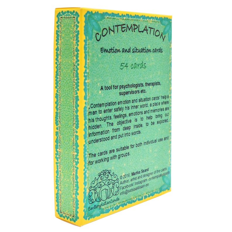 Puede incluir: Una caja amarilla y verde con el texto "Contemplaci&oacute;n" en negro. La caja contiene 54 cartas de emociones y situaciones. El texto en la caja dice: "Una herramienta para psic&oacute;logos, terapeutas, supervisores, etc. Las cartas de emociones y situaciones de contemplaci&oacute;n ayudan a un hombre a entrar de forma segura en su mundo interior, un lugar donde sus pensamientos, sentimientos, emociones y recuerdos est&aacute;n ocultos. El objetivo es ayudar a sacar informaci&oacute;n del interior profundo, para ser explorada, comprendida y puesta en palabras. Las cartas son adecuadas tanto para uso individual como para trabajar en grupo."