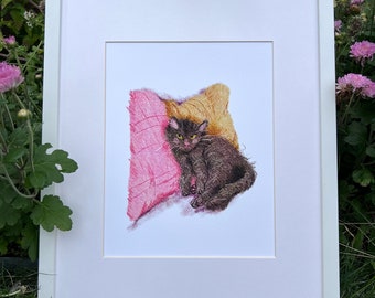 Puede incluir: Un gato negro con ojos amarillos está acurrucado en una almohada rosa y amarilla. El gato está mirando directamente al espectador. La imagen es una pintura de acuarela.