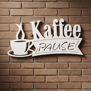 Könnte beinhalten: Ein weißes Wandschild mit einer Grafik einer dampfenden Kaffeetasse auf der linken Seite. Das Wort Kaffee steht in großen, fetten, weißen Buchstaben über einem weißen Banner, das das Wort PAUSE in schwarzen, serifenlosen Großbuchstaben enthält.