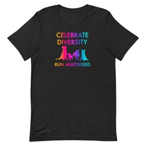 Peut inclure: T-shirt noir avec un design dégradé arc-en-ciel comportant le texte "Celebrate Diversity" et "Run Multibreed" avec une silhouette de cinq chiens de races différentes.