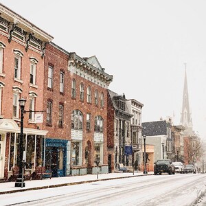 Leinwand Foto Druck des Hudson Valley, Warren Street im Winter Schnee, historische Stadt Hudson, New York, 20x25cm