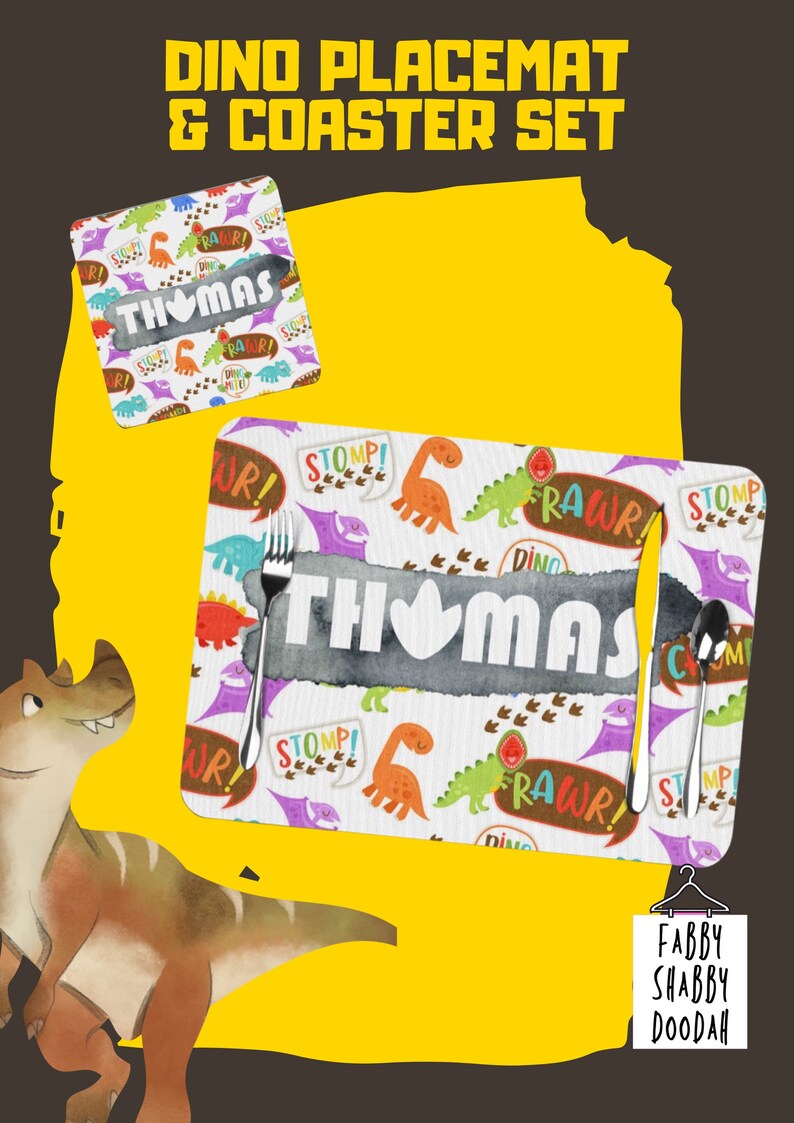 Puede incluir: Juego de mantel individual y posavasos de dinosaurios con un patr&oacute;n colorido. El mantel individual y el posavasos presentan el nombre "THOMAS" en letras grandes, junto con ilustraciones de dinosaurios y bocadillos con texto "RAWWR" y "STOMP!"