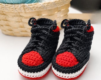 Svarta och röda virkade babysneakers – Nyföddpresent, babyshower-minne, fotorekvisita