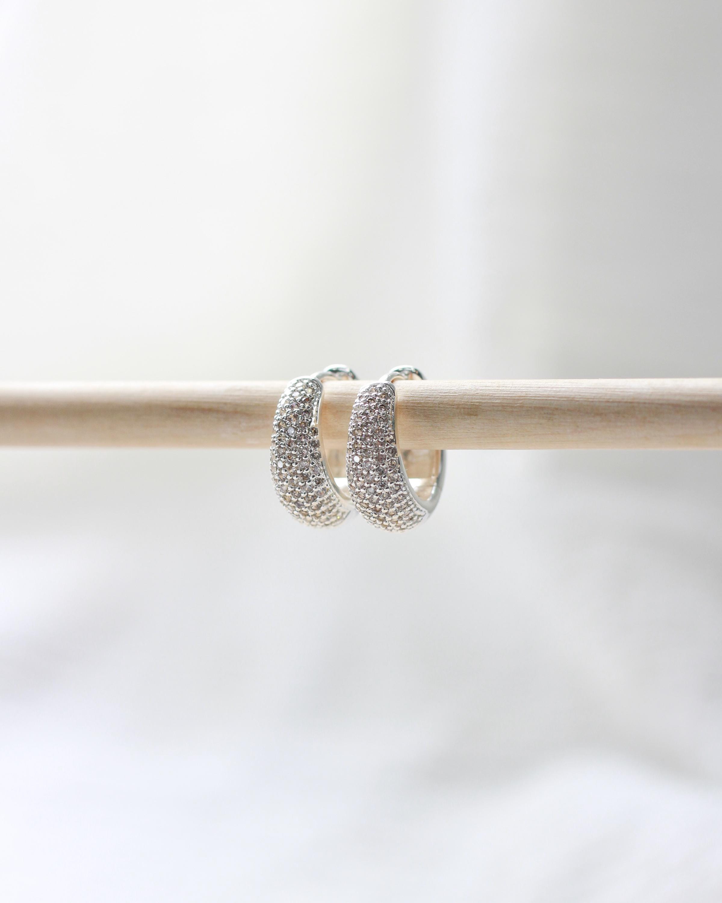 DESIGN - Orecchini a cerchio in argento sterling placcato oro con pendente in cristallo del segno del Toro