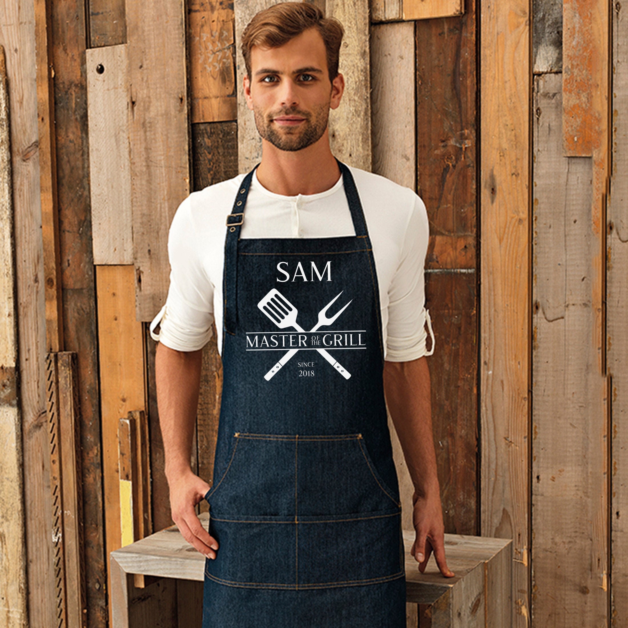 Bbq Personnalisé Maître Du Grill Denim Tablier avec Poche Dans Un Choix Indigo ou Noir | Ref 1284