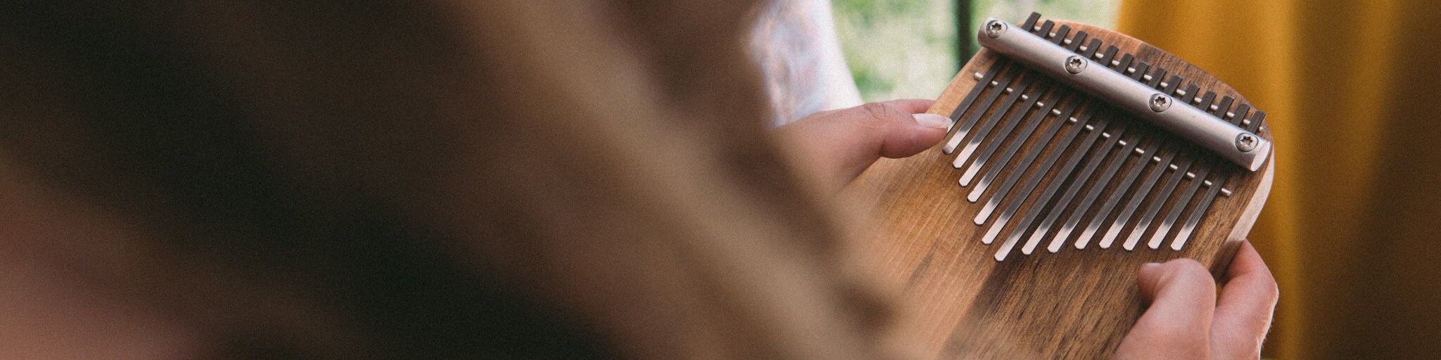 BUN 木製カリンバ 彫刻模様付き BUN 木製カリンバ 彫刻模様付き