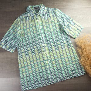 Camicetta estiva da donna vintage anni '90 verde con motivo geometrico, camicia retrò con bottoni, camicia a maniche corte