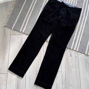 Puede incluir: Pantal&oacute;n de pana negro de pierna recta.