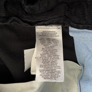 Puede incluir: Una etiqueta blanca con texto negro que detalla la composici&oacute;n de la tela y el origen de la prenda. La etiqueta dice "Made in Indonesia, Fabriqu&eacute; en Indon&eacute;sie, Hecho en Indonesia, Endonezya'da &Uuml;retilmiştir. Body/Corps/Corpo Oberteil/Romp/Hovedel/Cuerpo/Cuerpo/Перед и Спинка/&Kappa;&omicron;&rho;&pi;&upsilon;&sigmaf; &Sigma;&omega;&mu;&alpha;  Bruk (Kropp)/Anv&auml;nd (Kropp)/Beden/Vrchn&iacute; Č&aacute;st: 99% Cotton/Coton/Coton/Baumwolle/Katoen/Bomuld/Algod&oacute;n/Algod&atilde;o/Хлопок/Памук/Вамвакі Bomull/Pamuk/Bavlna 1% Elastane/Elasthanne/Elastan/Elastaan/Elasthan/elastano/Elastano/ЭЛАСТАН/ЕЛАСТАН/&Epsilon;&Lambda;&Alpha;&Sigma;&Tau;&Alpha;&Nu; Exclusive of Decoration/Sauf Decoration/Esclusa la Decorazione/Ausgenommen Dekoration/Behalve Versiering/Uden Pynt/Exclusivo de la Decoraci&oacute;n/exclusivo de la decoraci&oacute;n/N&Atilde;O INCLUI DECORA&Ccedil;&Atilde;O/3A"