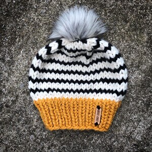 Knit Comfy Hat With Faux Fur Pom-Pom | BEE-LINE |