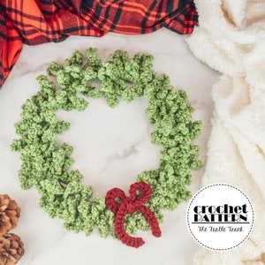 Happy Holiday Wreath crochet pattern - Crochet Christmas Wreath - pdf digital download