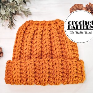 Op de afbeelding: Een haakpatroon voor een beanie in een warme oranje kleur. Het patroon heet "The Turtle Trunk".