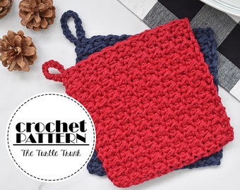 Puede incluir: Dos agarraderas de olla de ganchillo, una roja y otra azul marino, con un asa de bucle. Las agarraderas están sobre una superficie de mármol blanco con una tela a cuadros blanco y negro en el fondo. El texto "crochet pattern" y "The Turtle Trunk" es visible en un círculo.