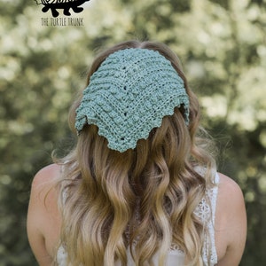 Puede incluir: Una diadema de crochet de color verde claro con un borde festoneado. La diadema la lleva puesta una persona con el pelo largo y ondulado de color rubio.