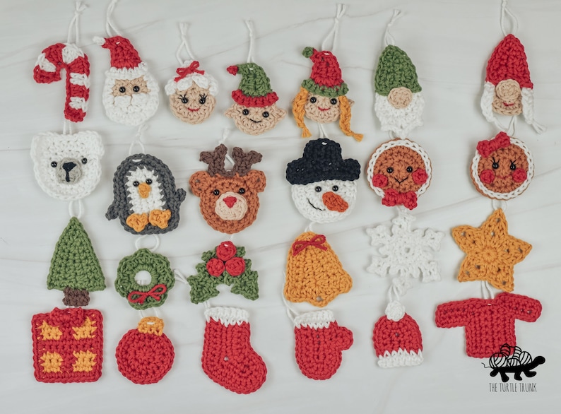 Puede incluir: Una colecci&oacute;n de 19 adornos navide&ntilde;os de ganchillo, que incluyen un mu&ntilde;eco de nieve, un reno, un ping&uuml;ino, un hombre de jengibre, un bast&oacute;n de caramelo, una media, una campana, una estrella, un copo de nieve, una corona, una rama de acebo, un regalo, un Pap&aacute; Noel, un elfo, un gnomo, una galleta de jengibre, un oso polar y un &aacute;rbol de Navidad. Los adornos son todos blancos, rojos, verdes, marrones y amarillos.