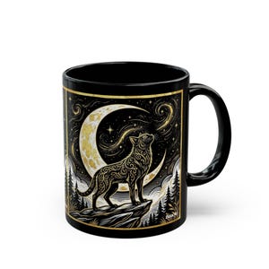 Może przedstawiać: Czarny ceramiczny kubek ze złotą i białą grafiką przedstawiającą kota stojącego na skalistym klifie pod dużym półksiężycem i rozgwieżdżonym niebem. Wzór zawiera stylizowane drzewa u podstawy oraz napis Dola Al w rogu.