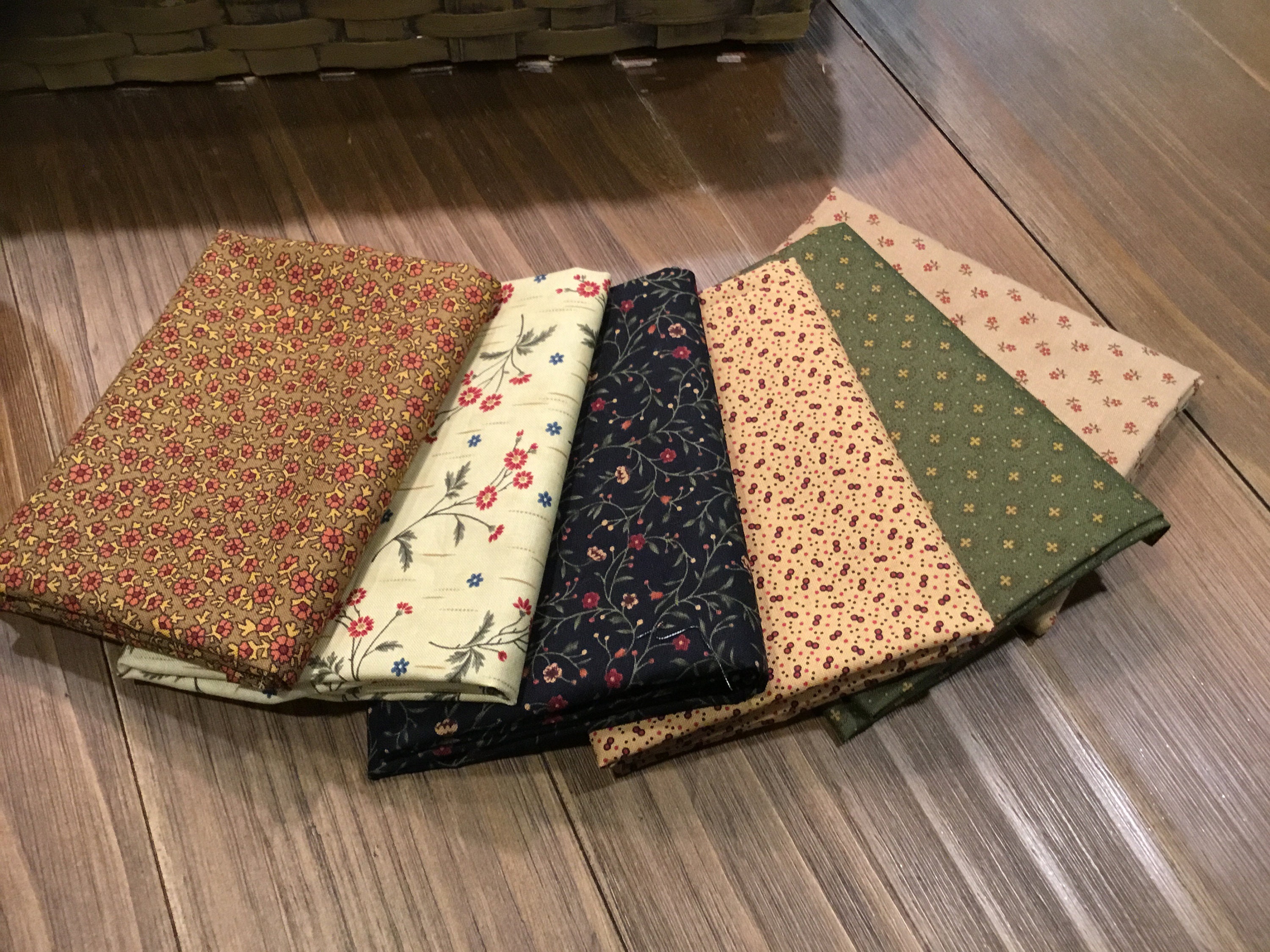 Item # 158 ***SALE*** / Fabric / Quilting Fabric / Fat Quarters
