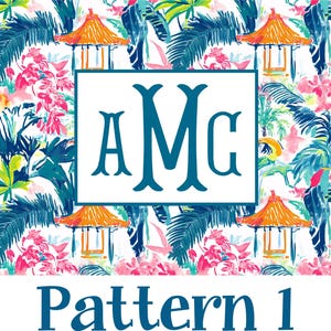 Puede incluir: Un patr&oacute;n vibrante con un dise&ntilde;o tropical con flores rosas, hojas verdes y pagodas naranjas sobre un fondo blanco. El patr&oacute;n incluye las letras "AMC" en verde azulado dentro de un rect&aacute;ngulo blanco, con el texto "Pattern 1" debajo.