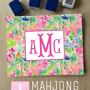 Puede incluir: Una pegatina de tarjeta de Mahjong con un estampado floral tropical rosa, verde y blanco. La pegatina presenta un rect&aacute;ngulo blanco con las letras rosas "AMC". Cuatro fichas de Mahjong est&aacute;n encima. El texto "MAHJONG Card Sticker" est&aacute; en la parte inferior.
