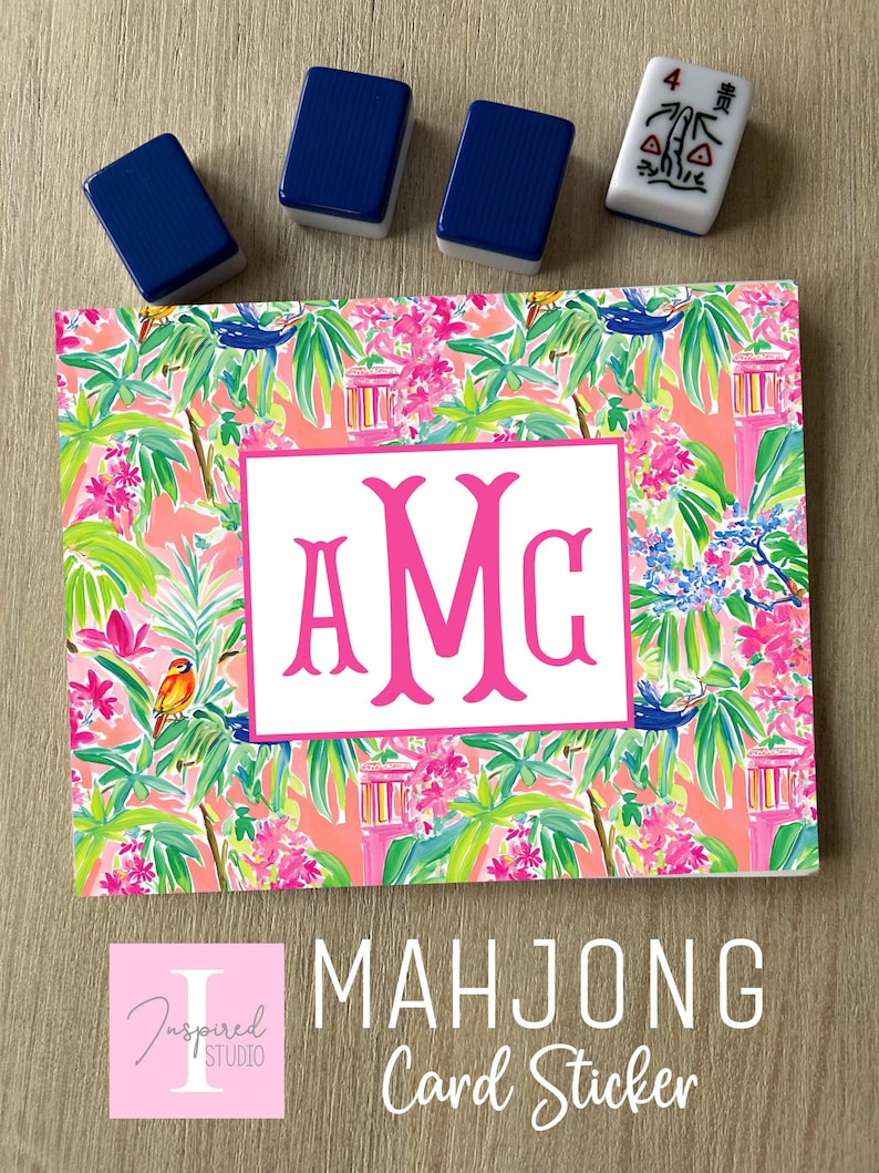 Puede incluir: Una pegatina de tarjeta de Mahjong con un estampado floral tropical rosa, verde y blanco. La pegatina presenta un rect&aacute;ngulo blanco con las letras rosas "AMC". Cuatro fichas de Mahjong est&aacute;n encima. El texto "MAHJONG Card Sticker" est&aacute; en la parte inferior.