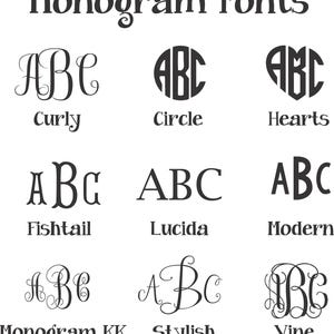 Puede incluir: Una colecci&oacute;n de estilos de fuentes de monogramas en negro, incluyendo Curly, Circle, Hearts, Fishtail, Lucida, Modern, Monogram KK, Stylish y Vine. Las fuentes muestran las letras ABC.