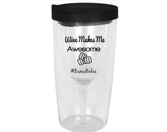 Puede incluir: Un vaso de vino de plástico transparente con una tapa negra y un gráfico en blanco y negro que dice "Wine Makes Me Awesome #BuncoBabes".