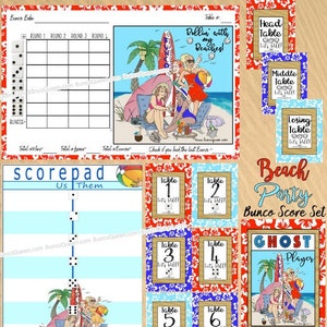 Może przedstawiać: Drukowany zestaw do gry w Bunco na imprezę na plaży w czerwono-biało-niebieskich kolorach. Zestaw zawiera kartę punktową, karty stołów i kartę gracza-ducha. Karty mają tropikalny motyw z palmami, deskami surfingowymi i kwiatami. Tekst na kartach brzmi "Rollin' with my Beaches!" i "Let's Dice!"