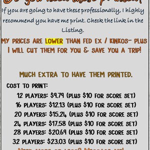 Puede incluir: Un letrero impreso con texto naranja y negro sobre un fondo gris claro. El texto ofrece servicios de impresi&oacute;n, detalla los costos para diferentes n&uacute;meros de jugadores e invita a pedidos personalizados.