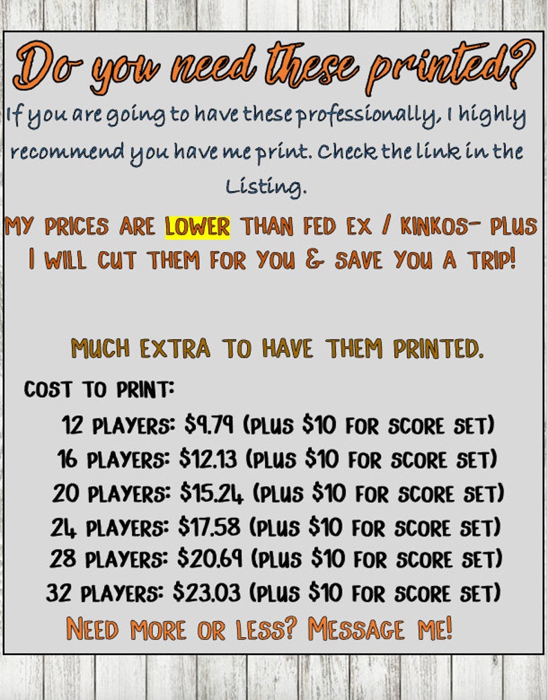 Puede incluir: Un letrero impreso con texto naranja y negro sobre un fondo gris claro. El texto ofrece servicios de impresi&oacute;n, detalla los costos para diferentes n&uacute;meros de jugadores e invita a pedidos personalizados.