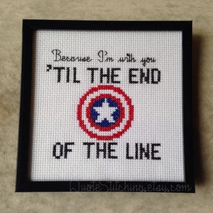 Peut inclure: Une broderie au point de croix blanche avec un bouclier de Captain America rouge, blanc et bleu et le texte "Because I'm with you 'TIL THE END OF THE LINE".
