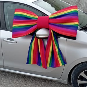 Riesenschleife, Dekoschleife LGBTQ+ Pride, Regenbogen Schleife 90 x 85 cm – 36“x33“ Outdoor, Indoor