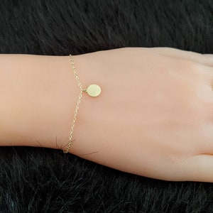 Disc Initial Bracelet 14k Yellow Gold / Solid Gold / Layering Bracelet / Personalized Bracelet / Gift for Her / Dangling Charm