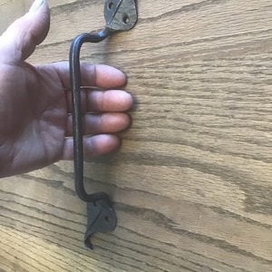 Leaf barn door pull