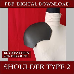 Könnte beinhalten: Ein schwarzes Schulterpanzerteil, beschriftet mit "SHOULDER TYPE 2", wird auf einer Schaufensterpuppe gezeigt. Das Bild enthält Text, der einen PDF-Digital-Download und ein Rabattangebot für mehrere Musterkäufe anzeigt. Der Hintergrund ist einfarbig rot.