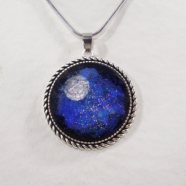 Collier Tableau Lune Pendentif Corde Cabochon 35mm verre peint à la main décor Lune nuit étoilée et halo bleuté Chaîne Acier épaisse