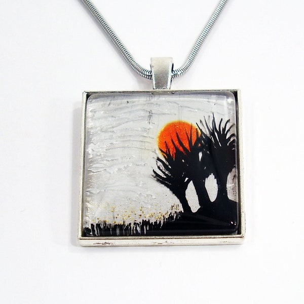 Collier Pendentif Carré Arbres Soleil levant dans la brume nacre / Ivoire Cabochon verre peint à la main Chaîne Acier inox Argent antique