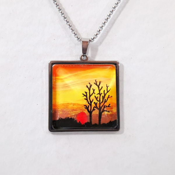 Collier Tableau, art miniature, Arbres dentelle, Lever de soleil jaune et orange, pièce unique, verre peint à la main, chaîne acier, cadeau