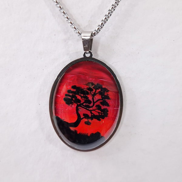 Collier Pendentif Acier Ovale Arbre japonais coucher de soleil rouge cabochon verre peint à la main Chaîne Acier vénitienne Argent antique