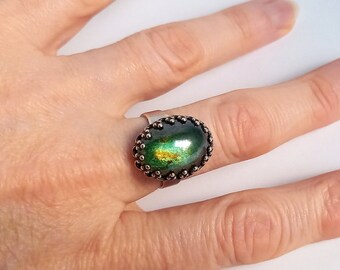 Bague Fleur de lys, vert elfique, Cabochon de verre lustré, coloris Vert mousse, bague acier ajustable, bohème, féerique, witchy, wicca