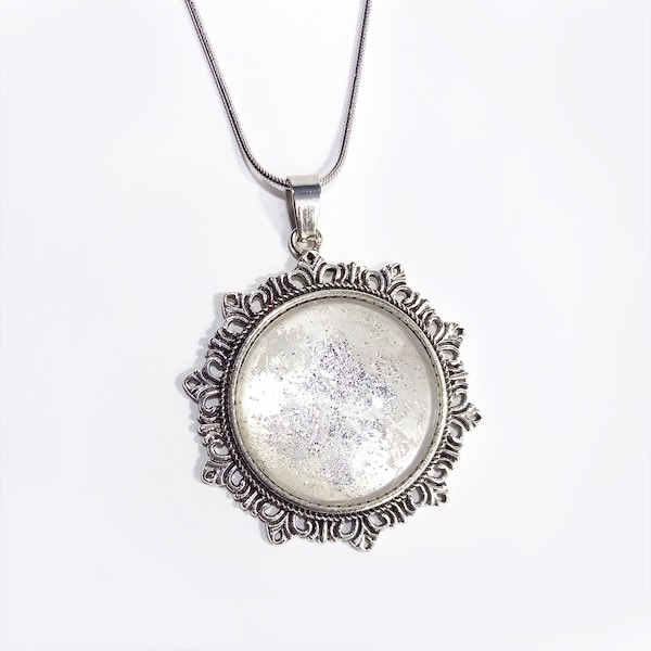 Collier Pendentif Arabesques antiques Cabochon 30mm verre peint à la main décoré Neige nacrée / Ivoire Feuille d'argent Chaîne Acier argent